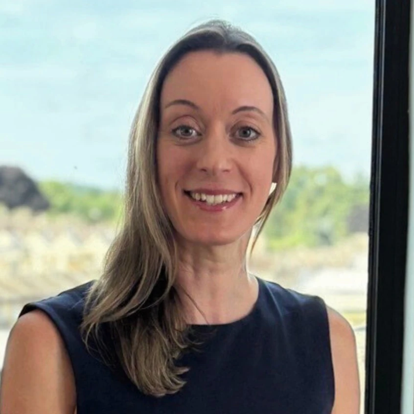 Holly Saxon headshot